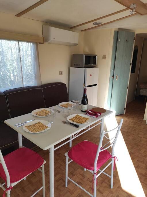 Mobil-Home Dans Un Beau Cadre A 15 Km Des Plages. لونيه المظهر الخارجي الصورة